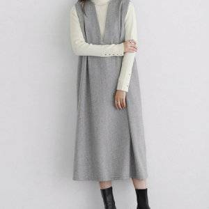  ワンピースコーデの女性 