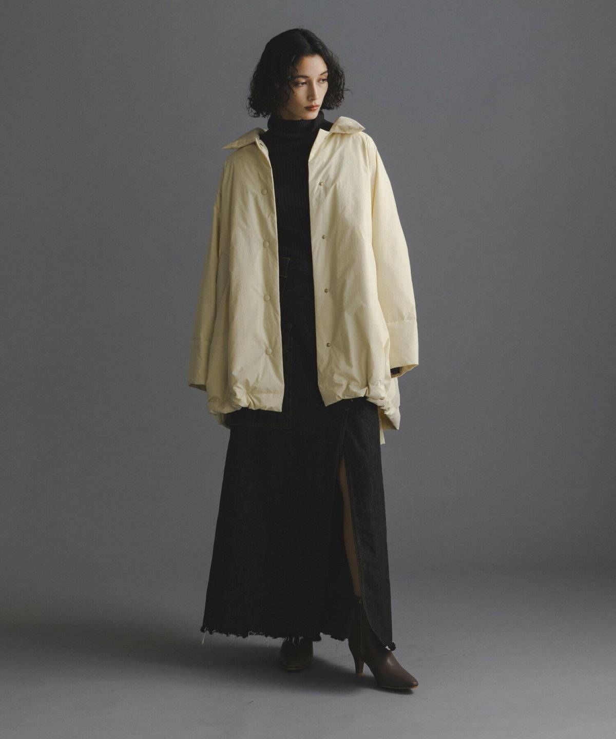 モノトーンコーデの女性