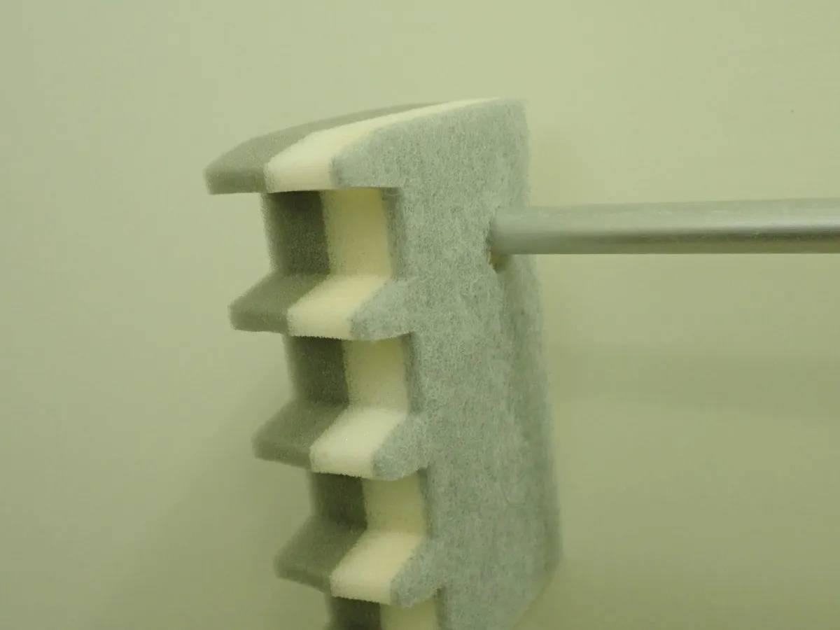 DAISO(ダイソー)：引っ掛けられるバススポンジ