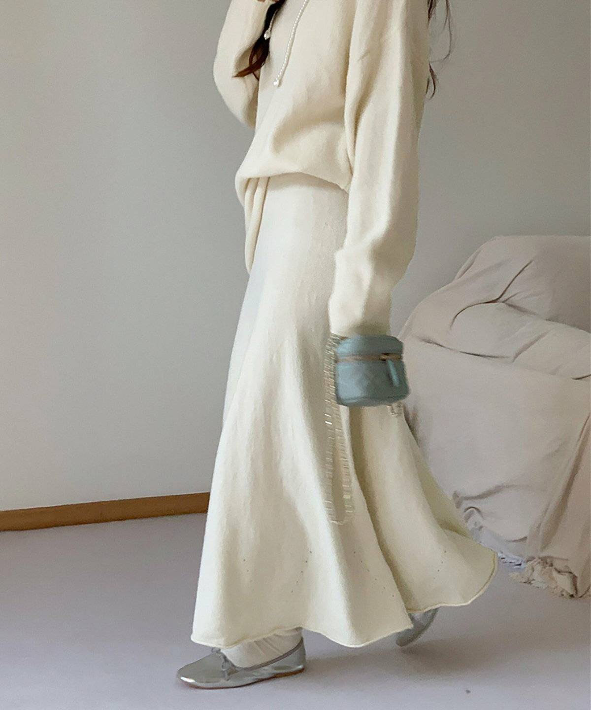 オールホワイトコーデの女性