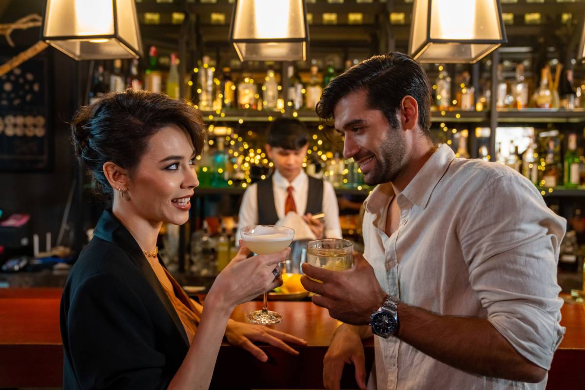 バーでお酒を飲みながら話す男女