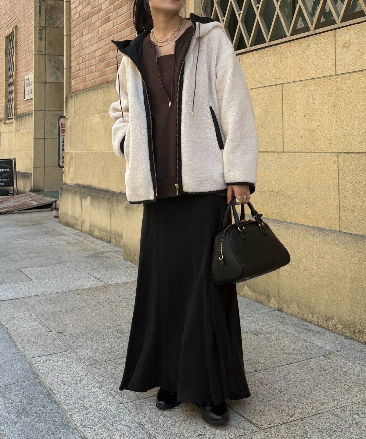 スカートコーデの女性