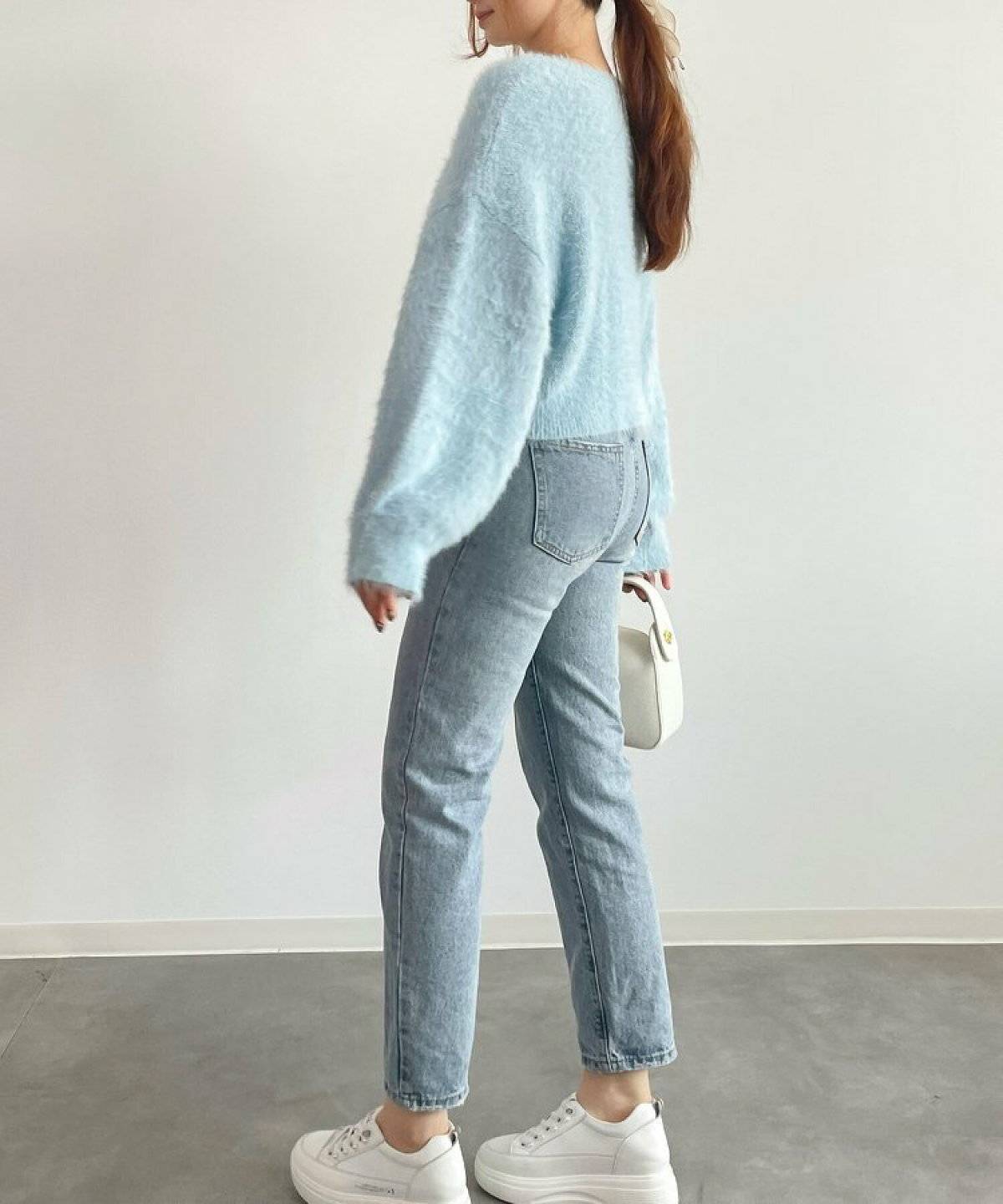 パンツコーデの女性