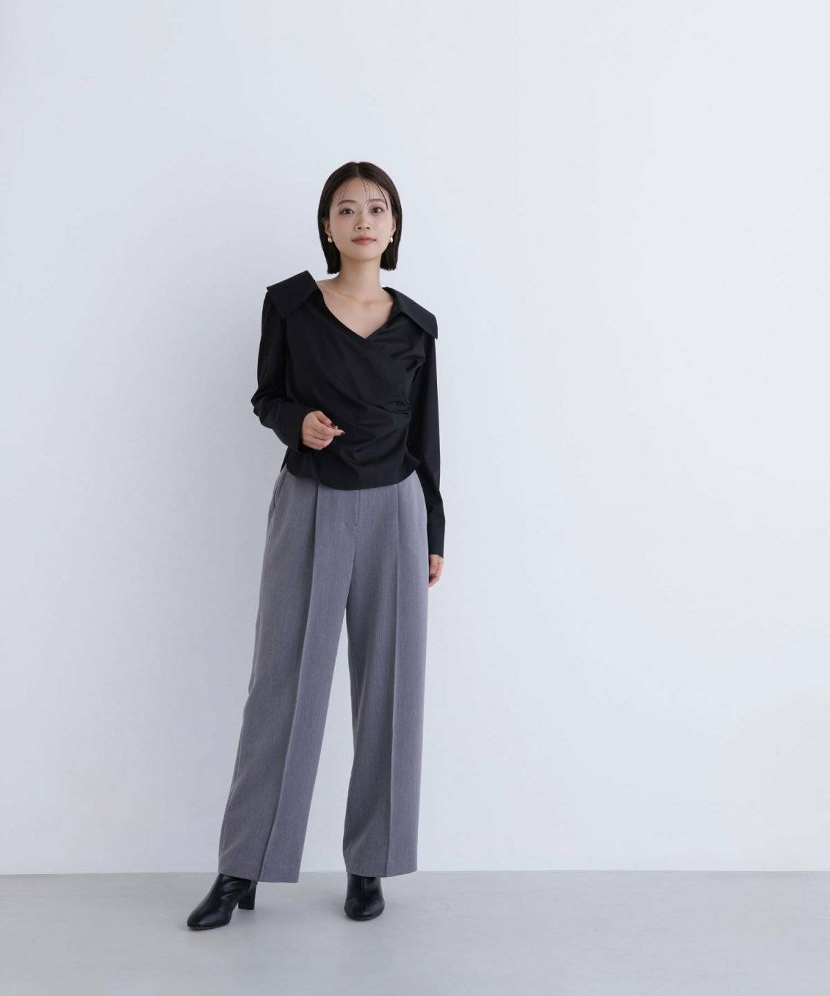 パンツコーデの女性