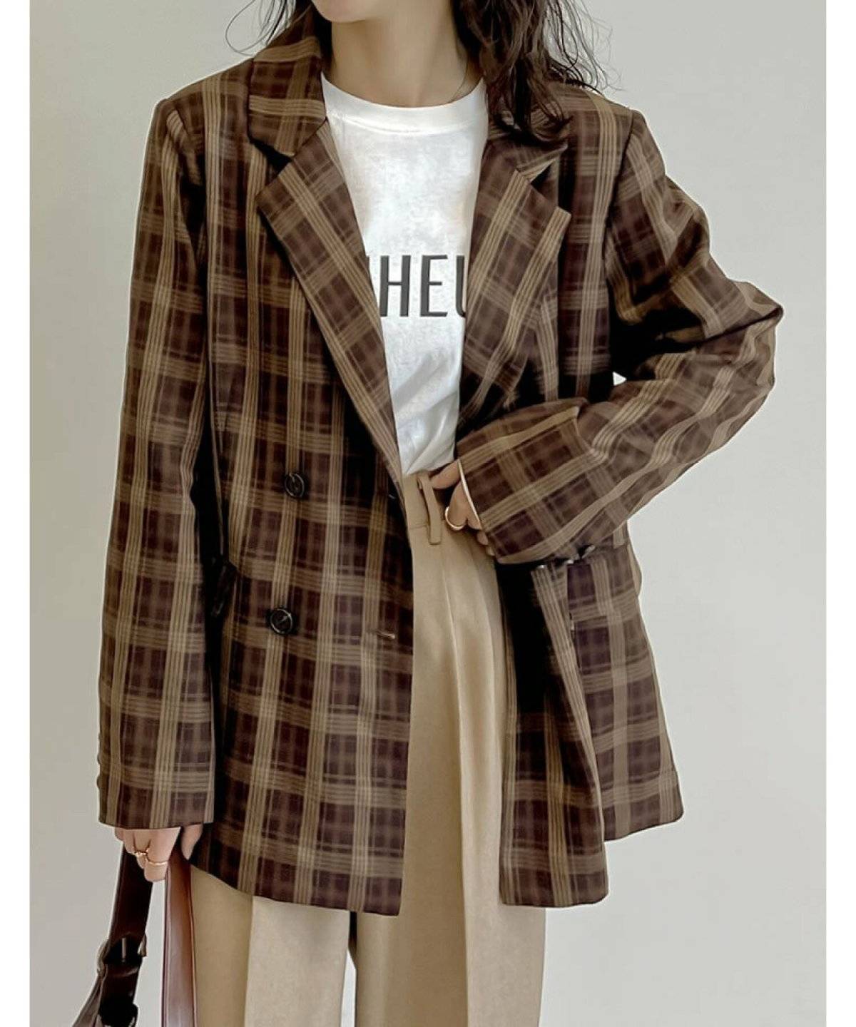 パンツコーデの女性