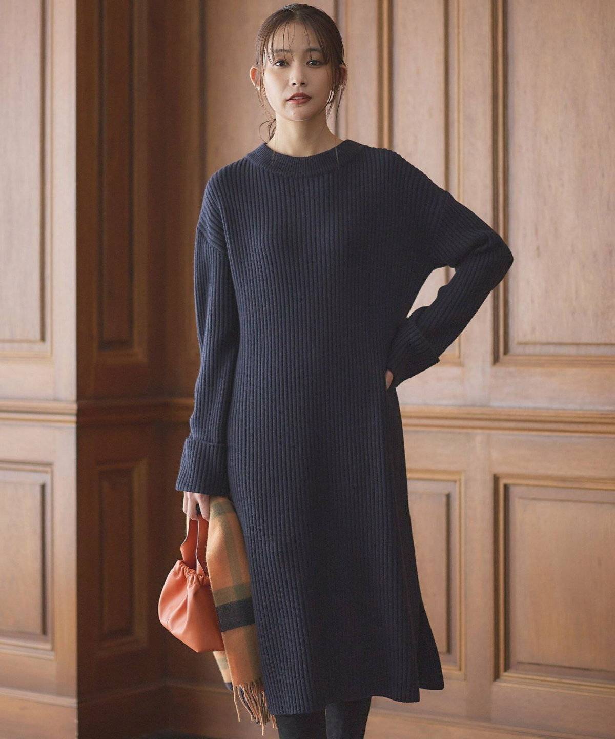 ワンピースコーデの女性