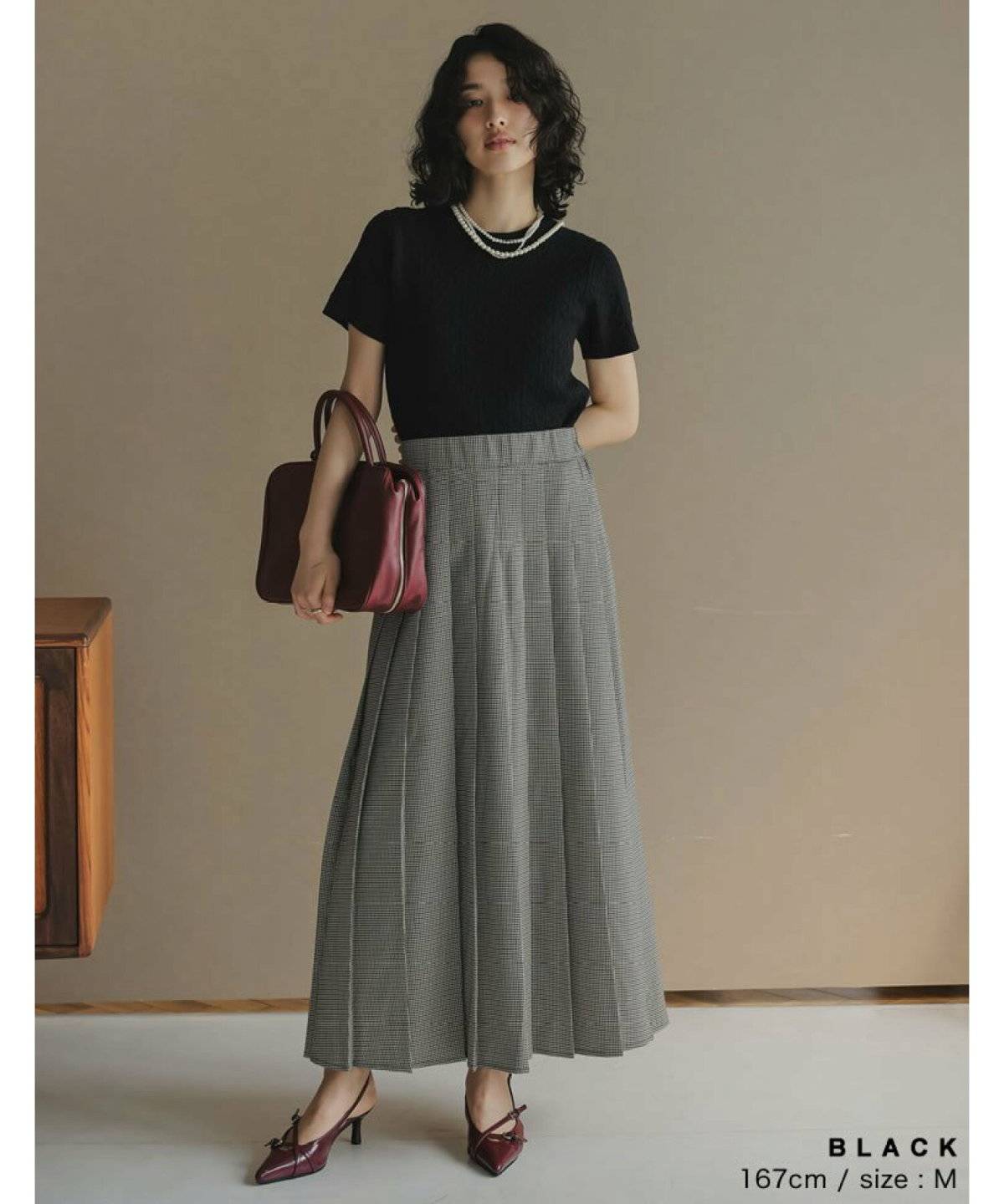 オールブラックコーデの女性