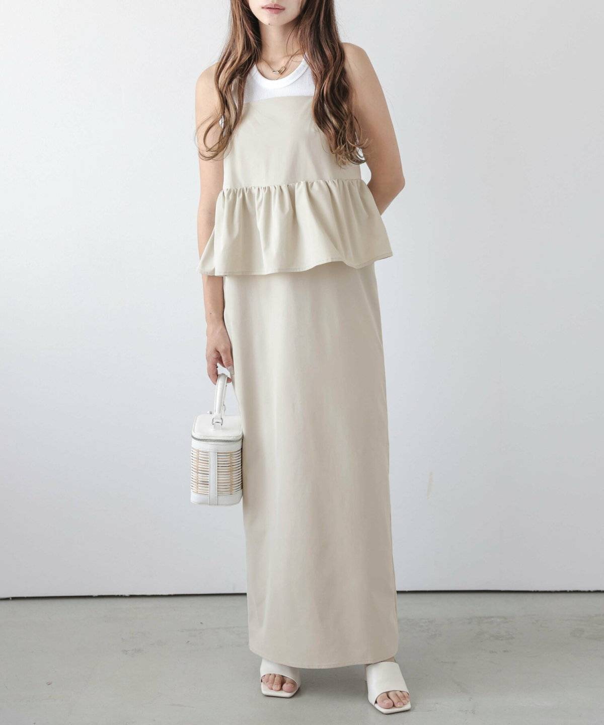 モノトーンコーデの女性