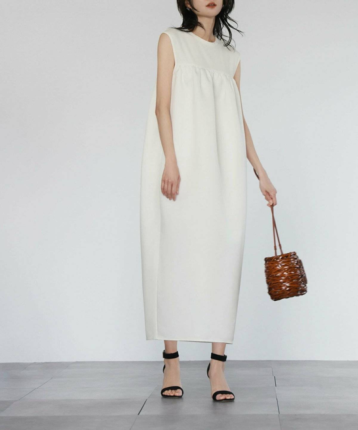 ベージュのワンピースを着た女性