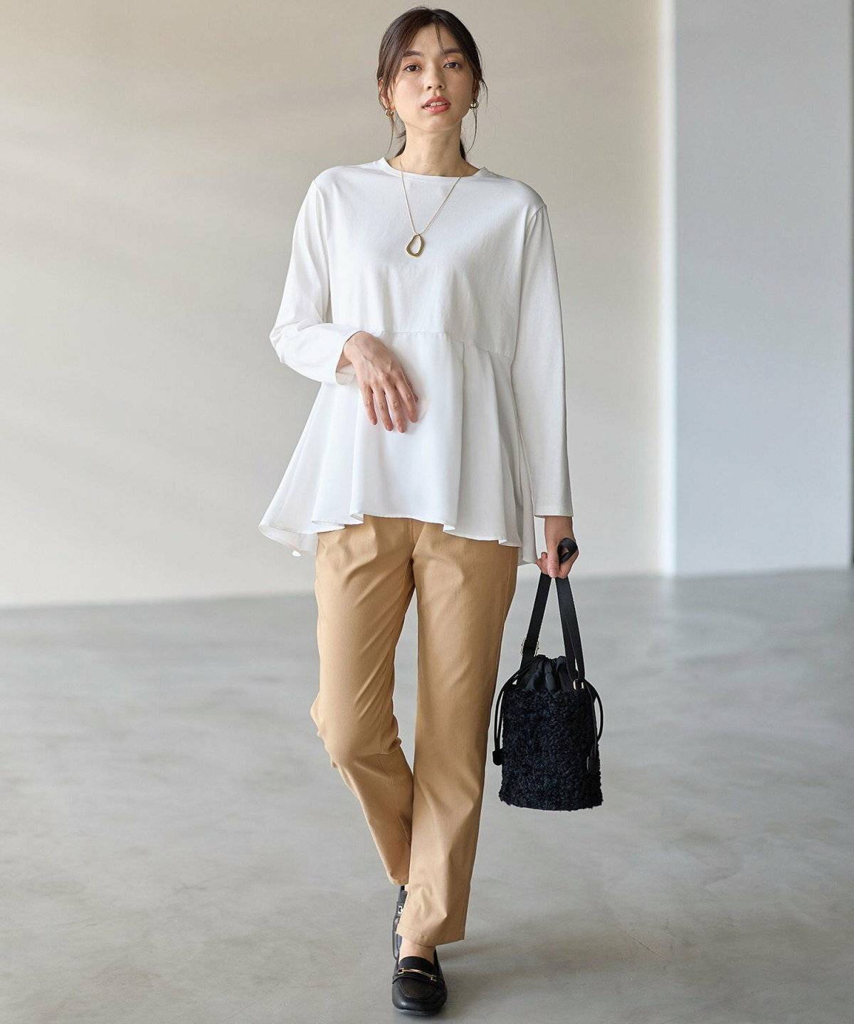 白ブラウス✕キャメルパンツの女性