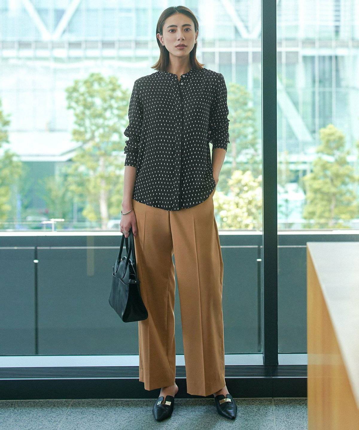 黒シャツ✕キャメルパンツの女性