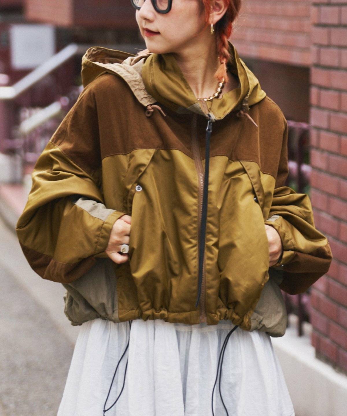 アウターを羽織った女性