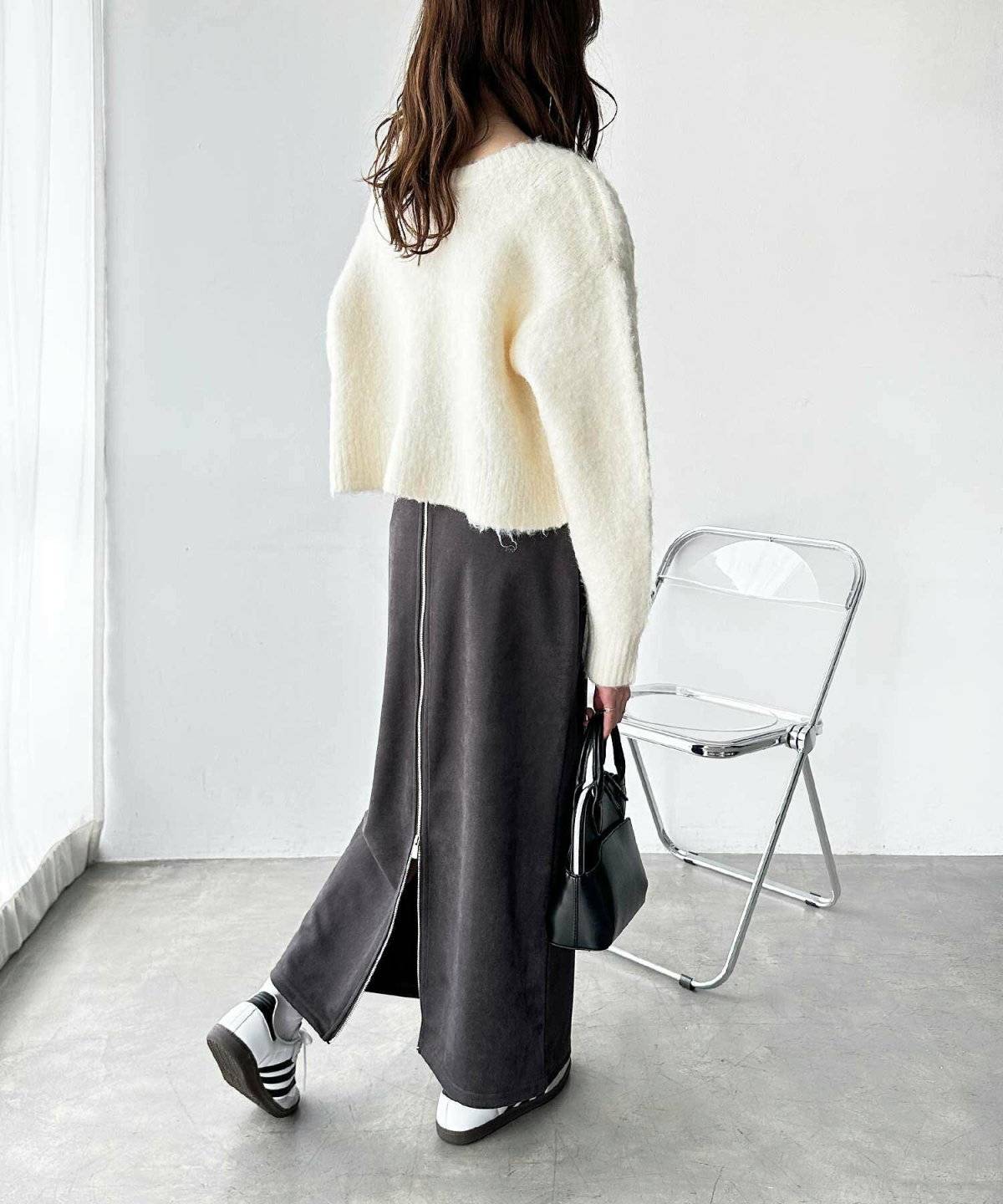 スカートコーデの女性