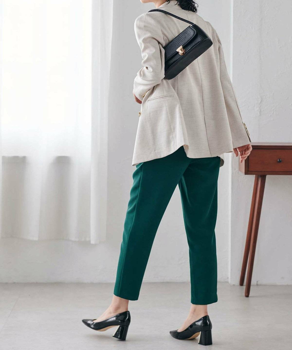 パンツコーデの女性