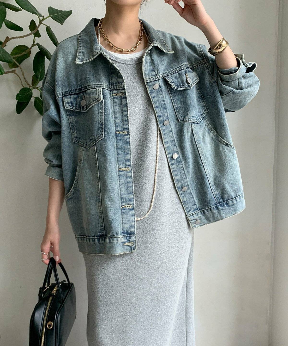 ワンピースコーデの女性