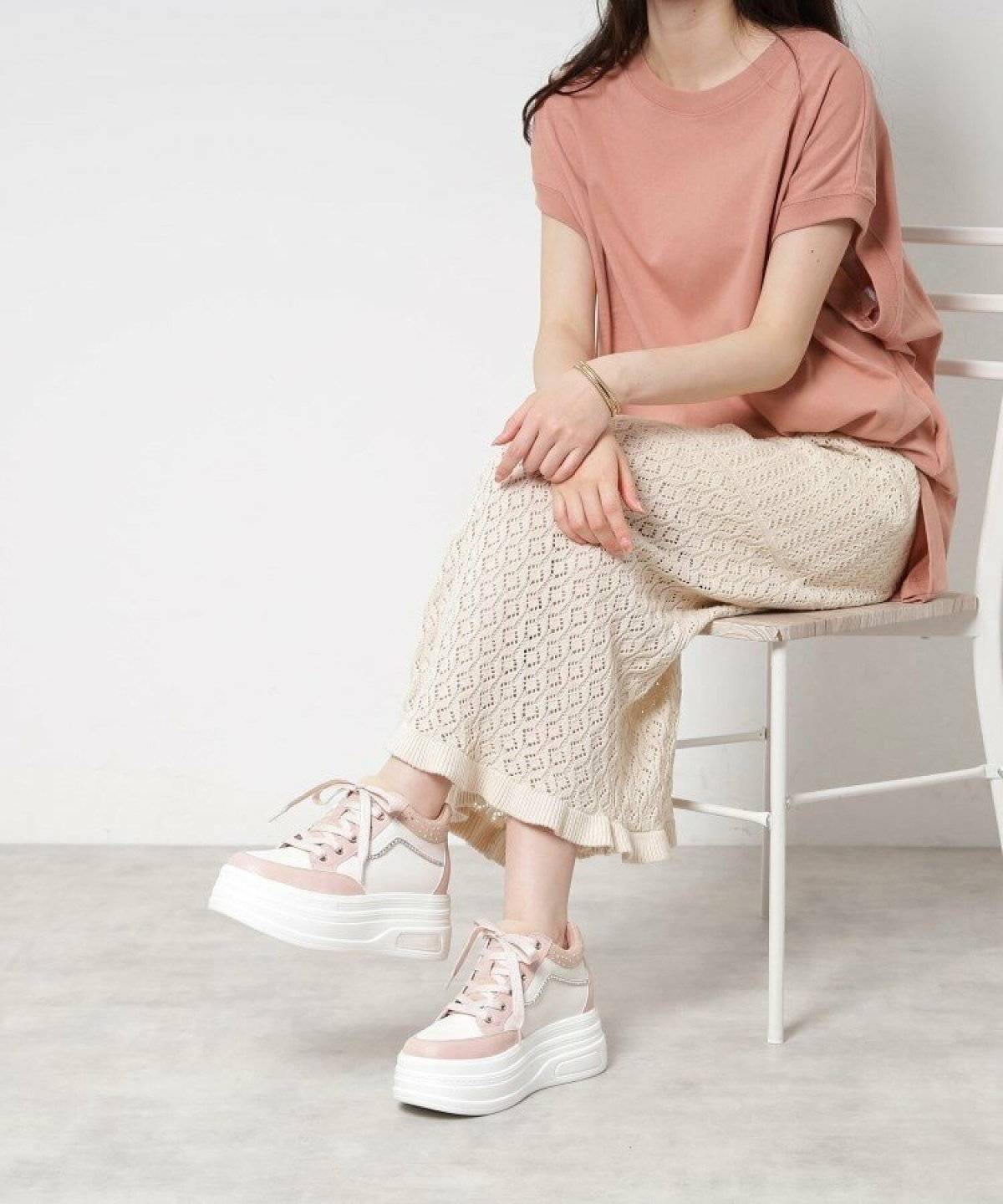 スニーカーコーデの女性