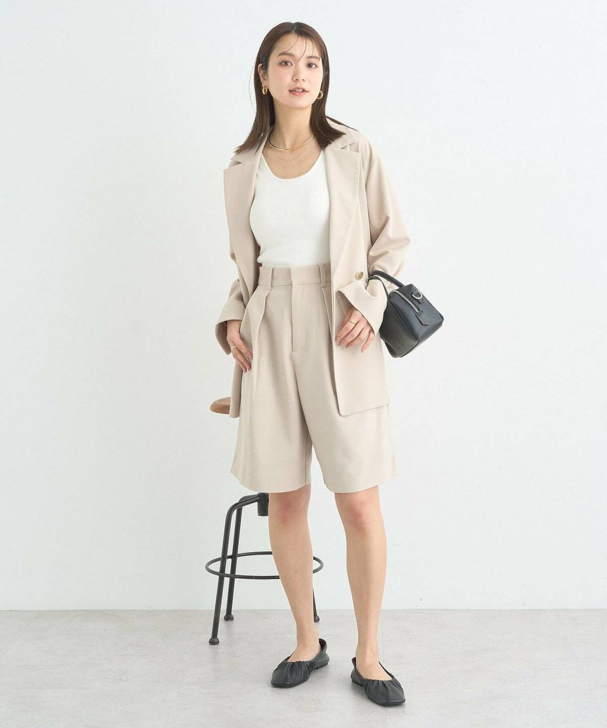 パンツコーデの女性