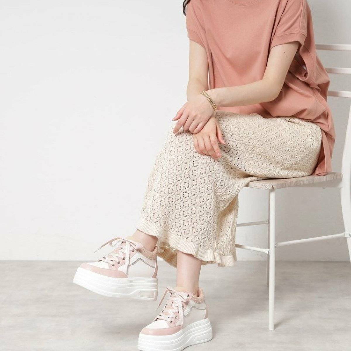 スニーカーコーデの女性