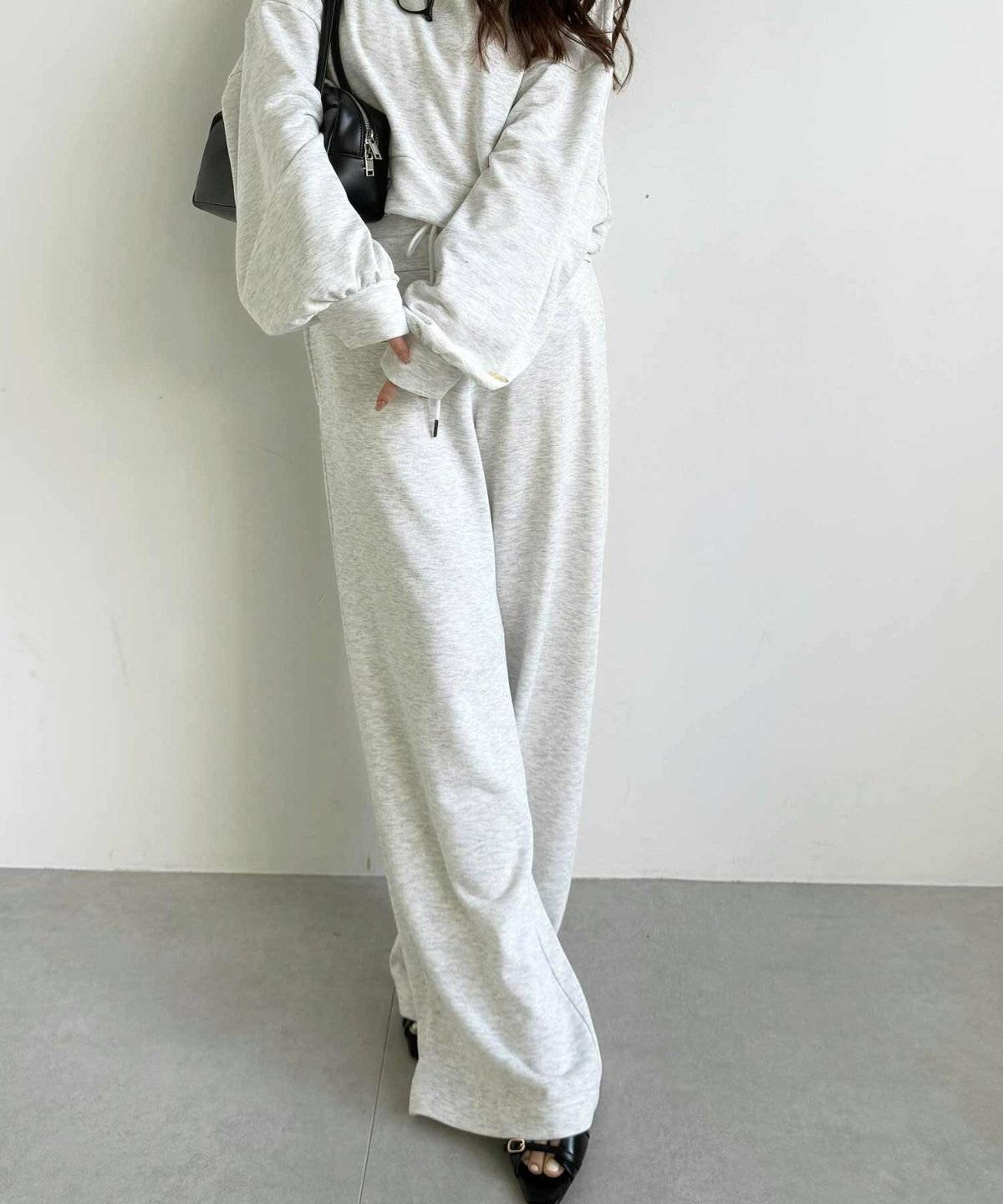 スウェットコーデの女性