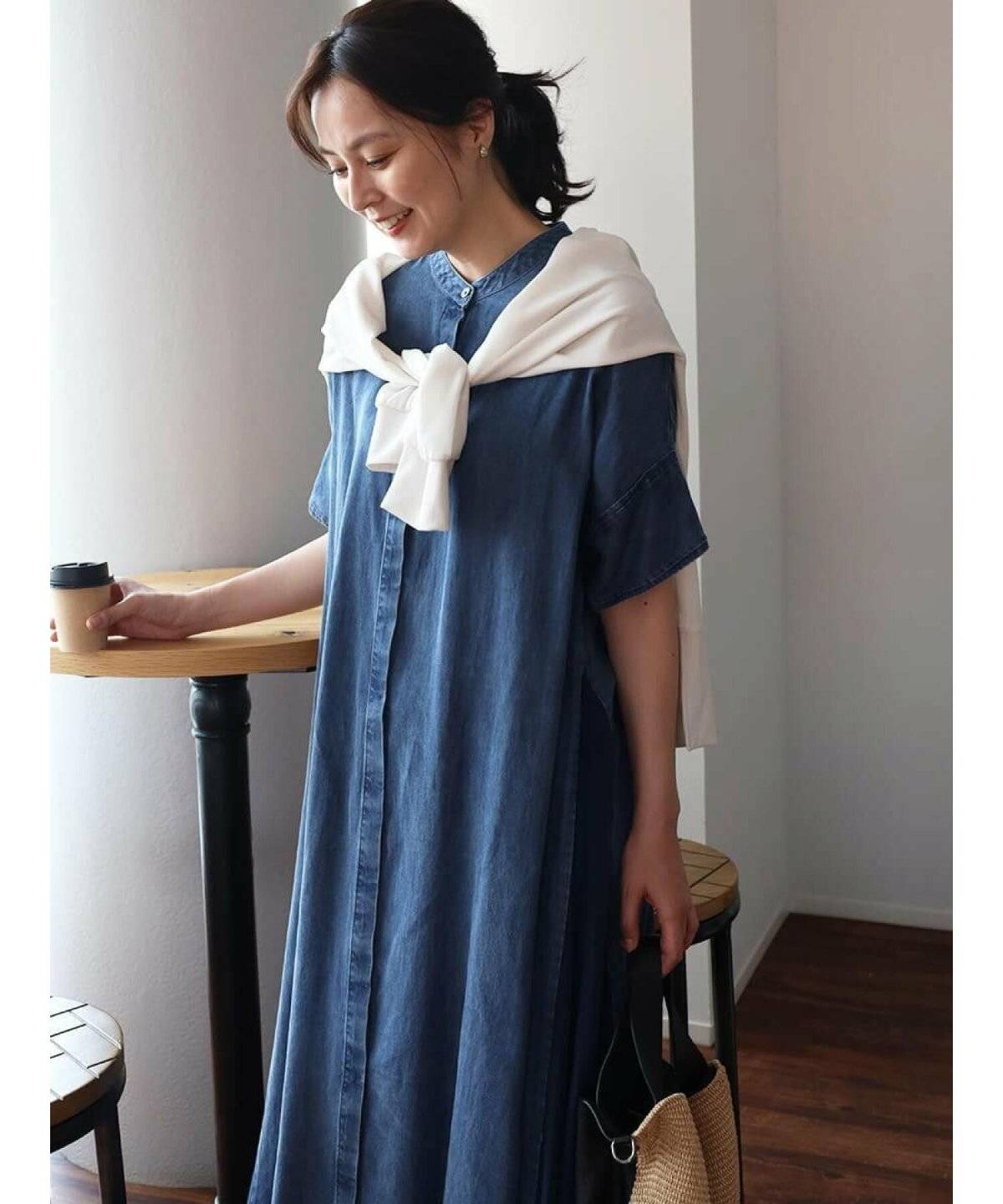 ワンピースコーデの女性