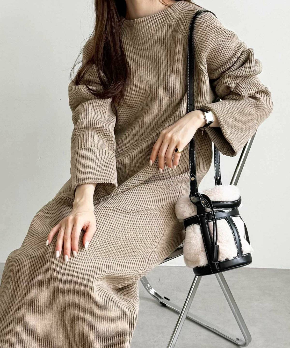 ワンピースコーデの女性