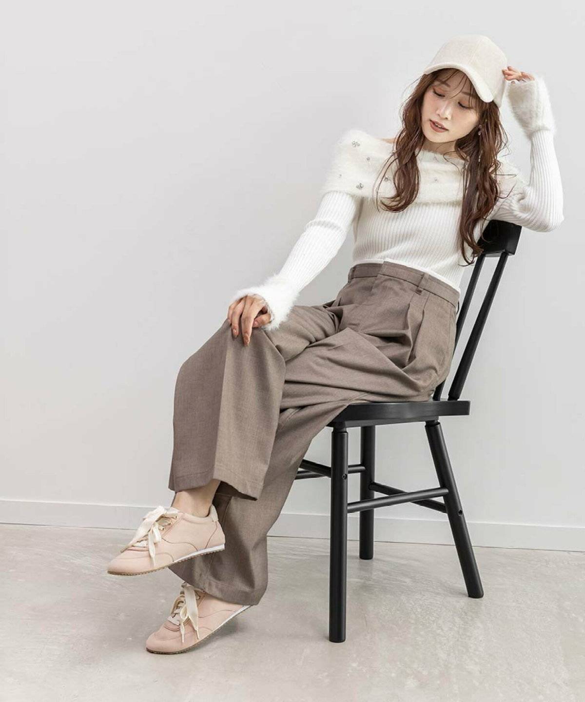 パンツコーデの女性