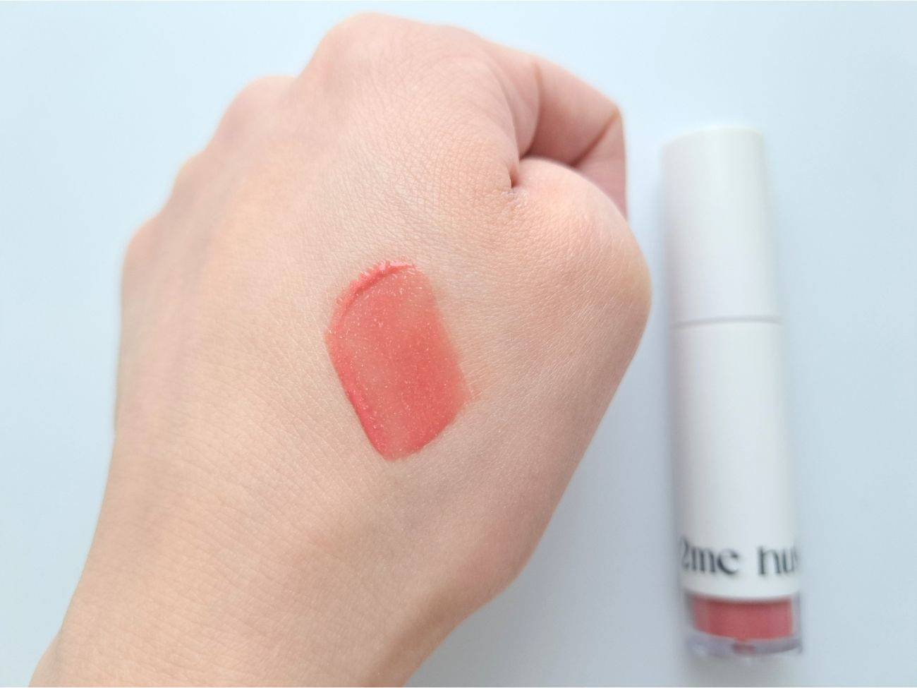 up2me(アップトゥーミー) ハグマイリップ カラーロックプランパー 107 バニーパーティーの手元スウォッチ