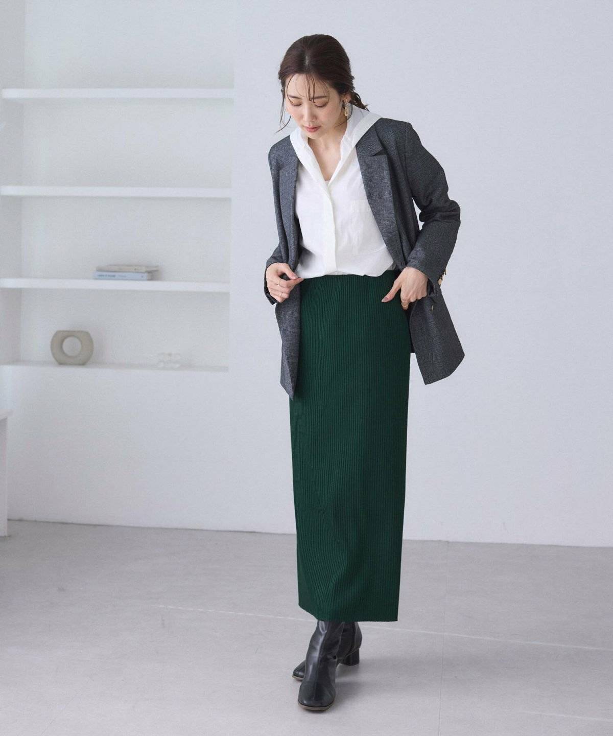 ダークグリーンのスカートコーデ