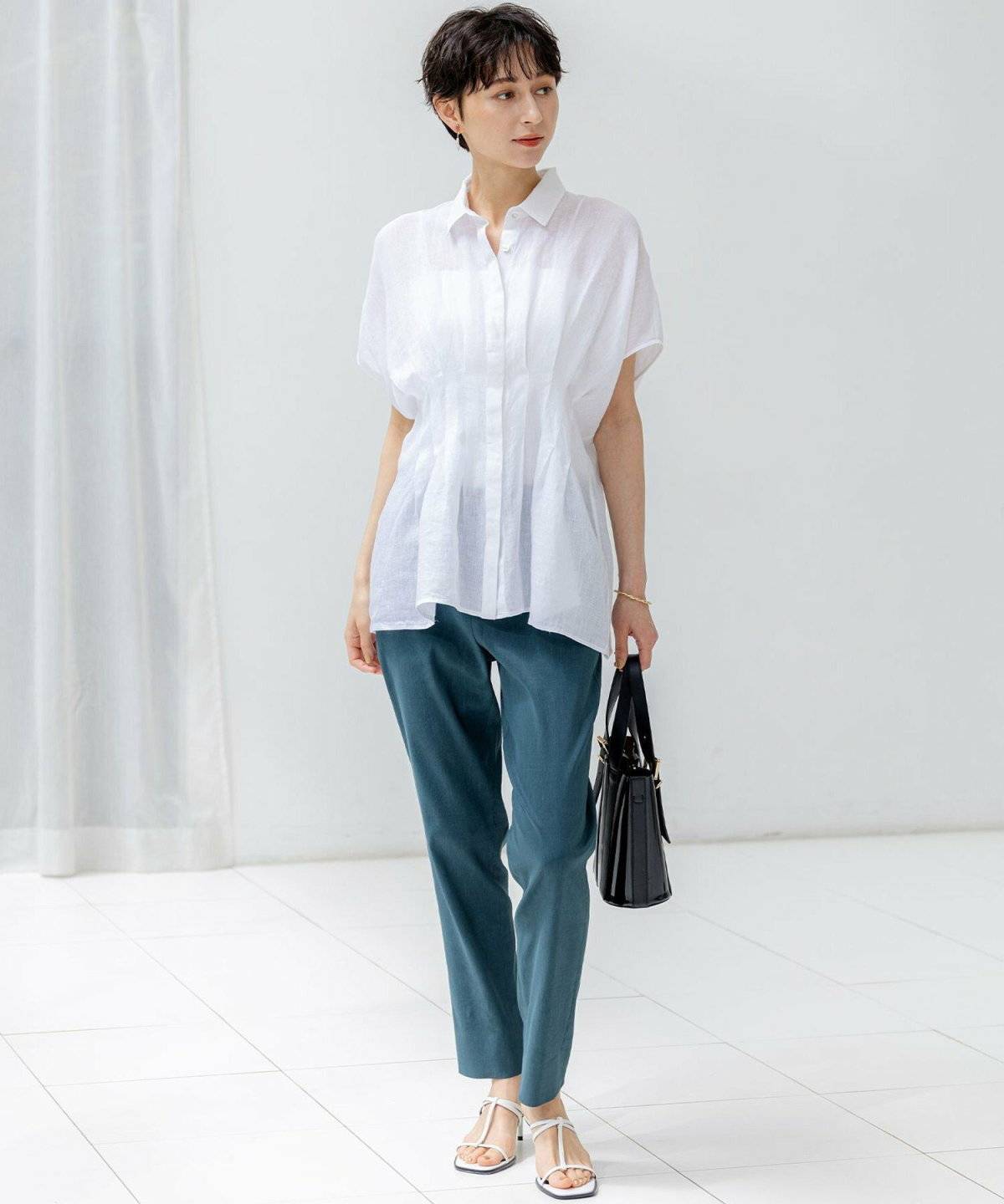 ダークグリーンテーパードパンツコーデ