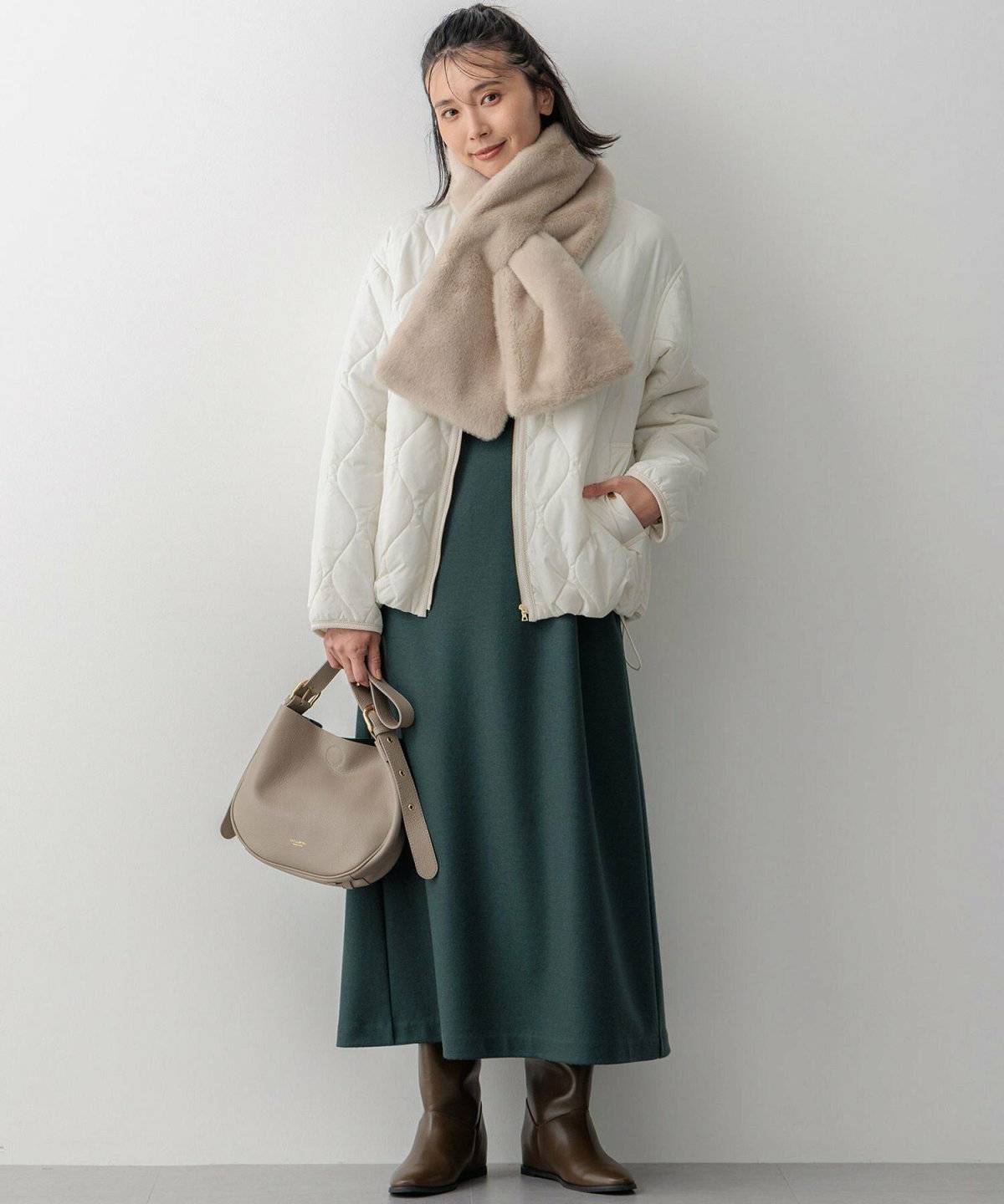 ダークグリーンのワンピースコーデ