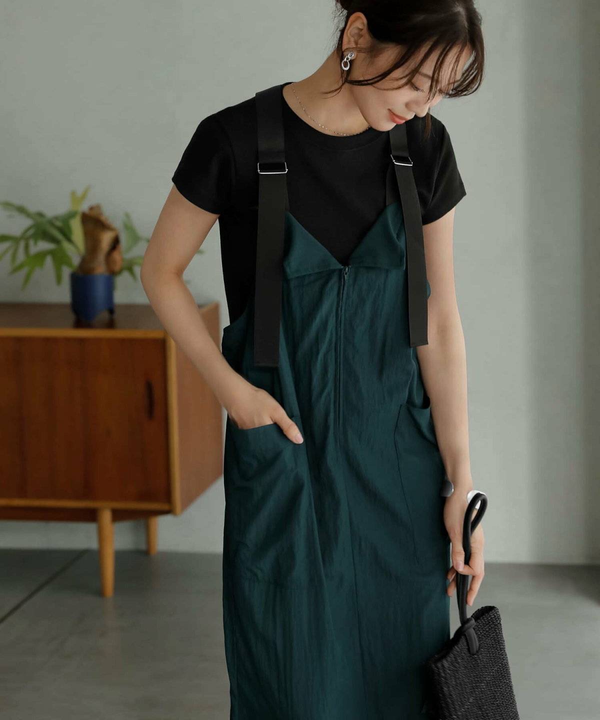 ダークグリーンのワンピースコーデ