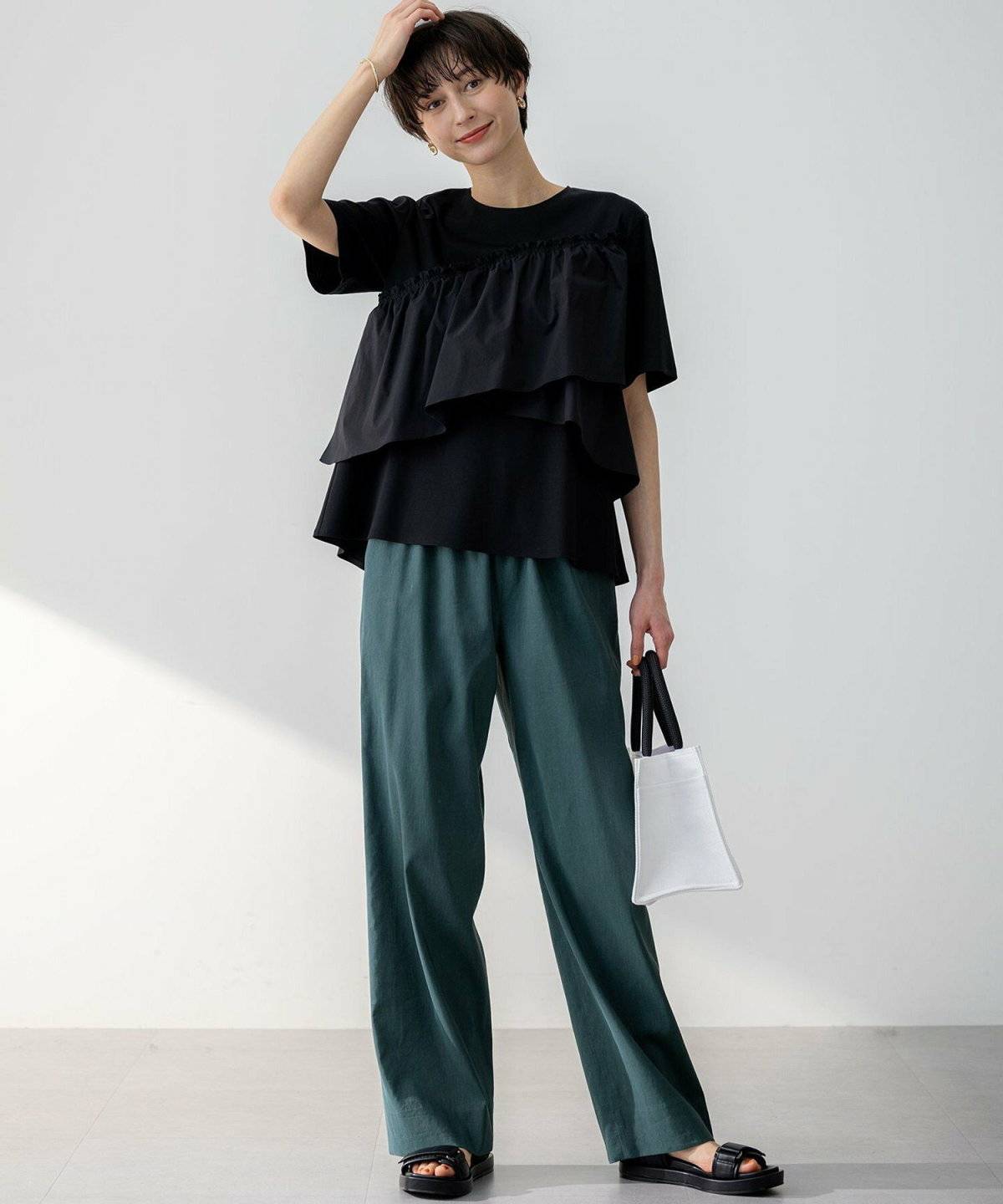 黒Tシャツ✕ダークグリーンのパンツコーデ