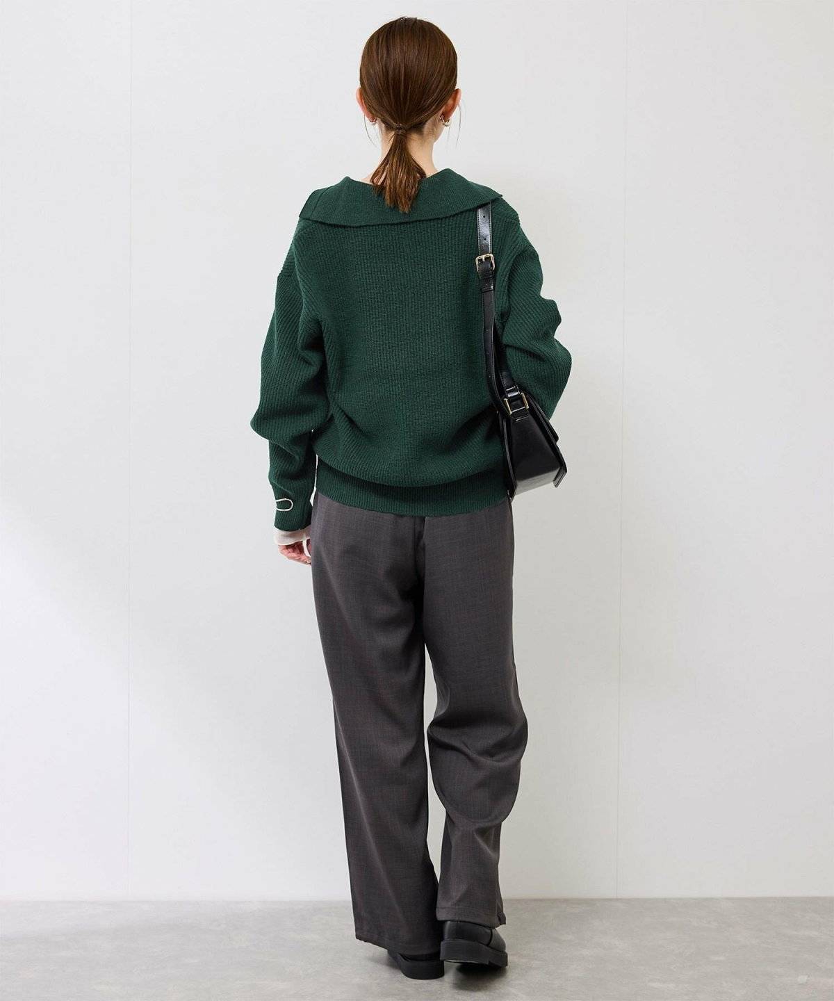 ダークグリーンのニットコーデ