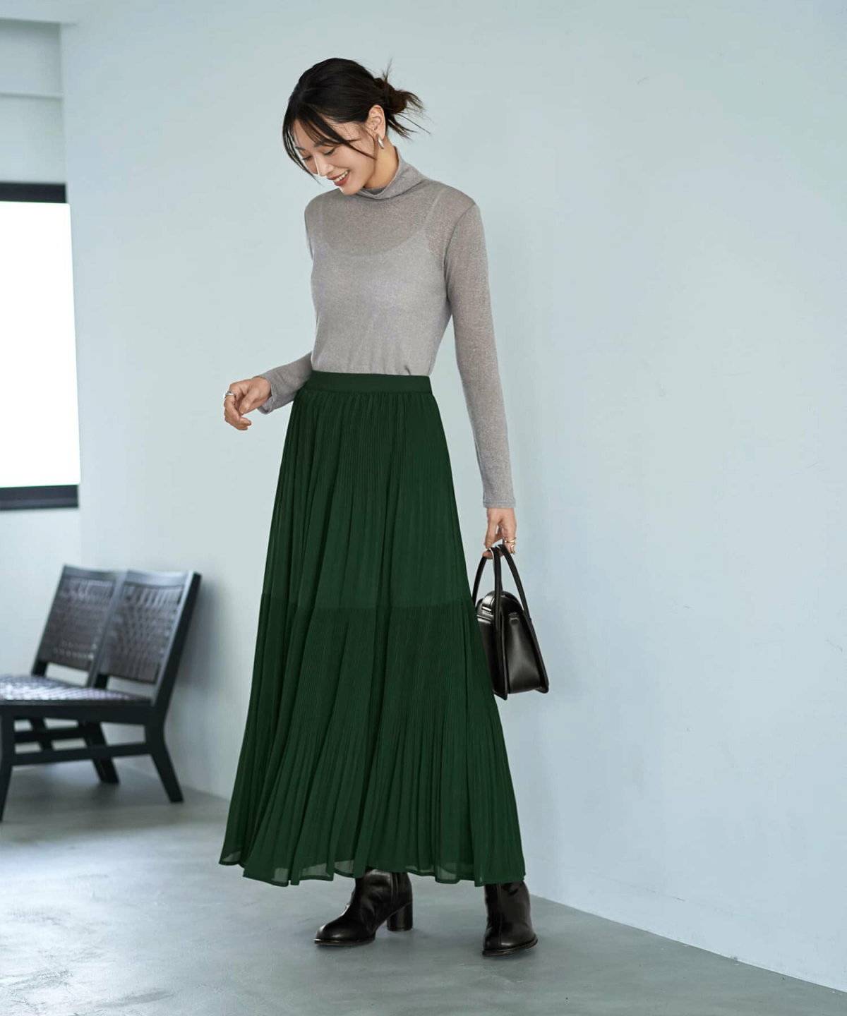 ダークグリーンのスカートコーデ