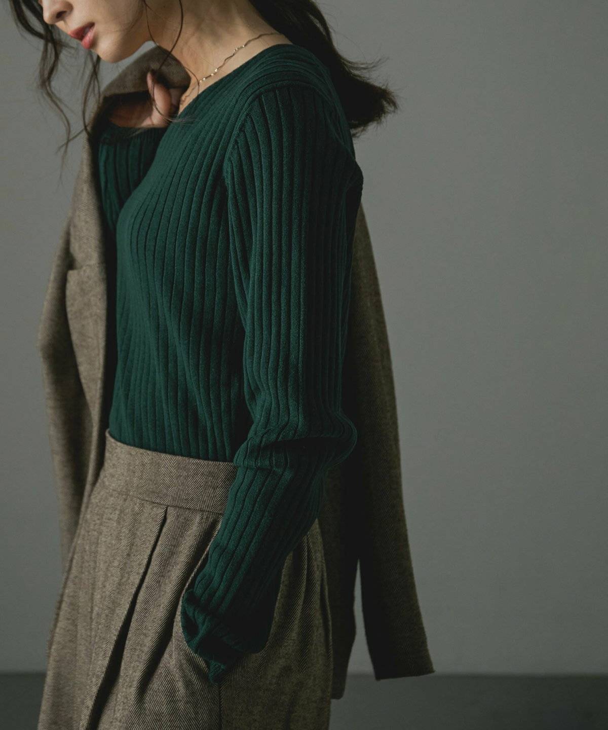 ジャケットコーデの女性