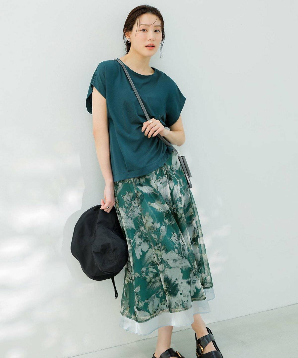 ダークグリーンのカットソーコーデ