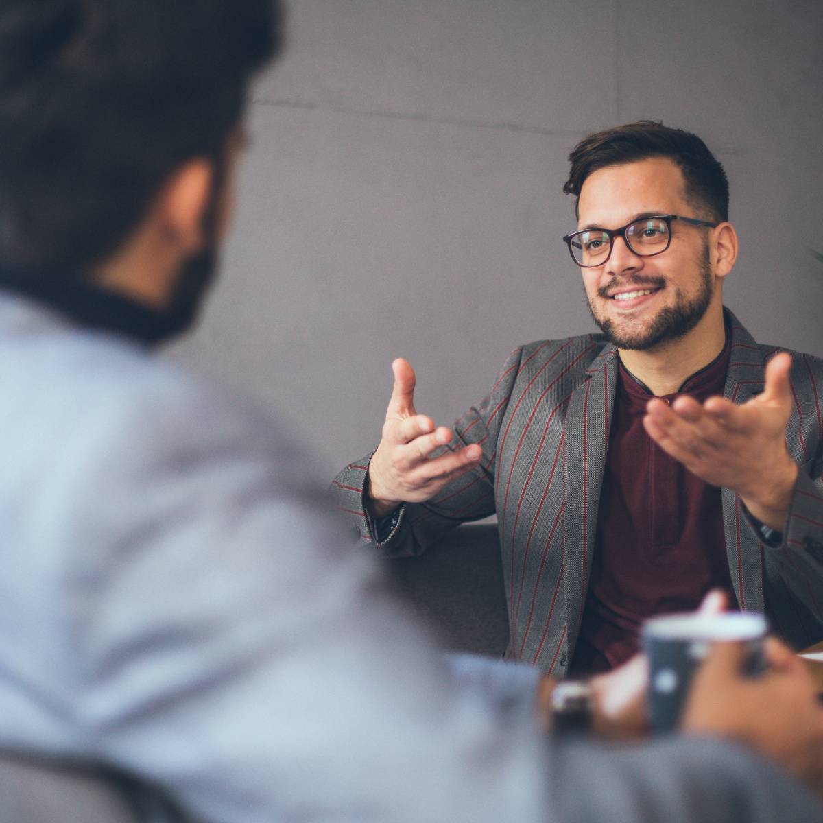 同僚と話し合う男性