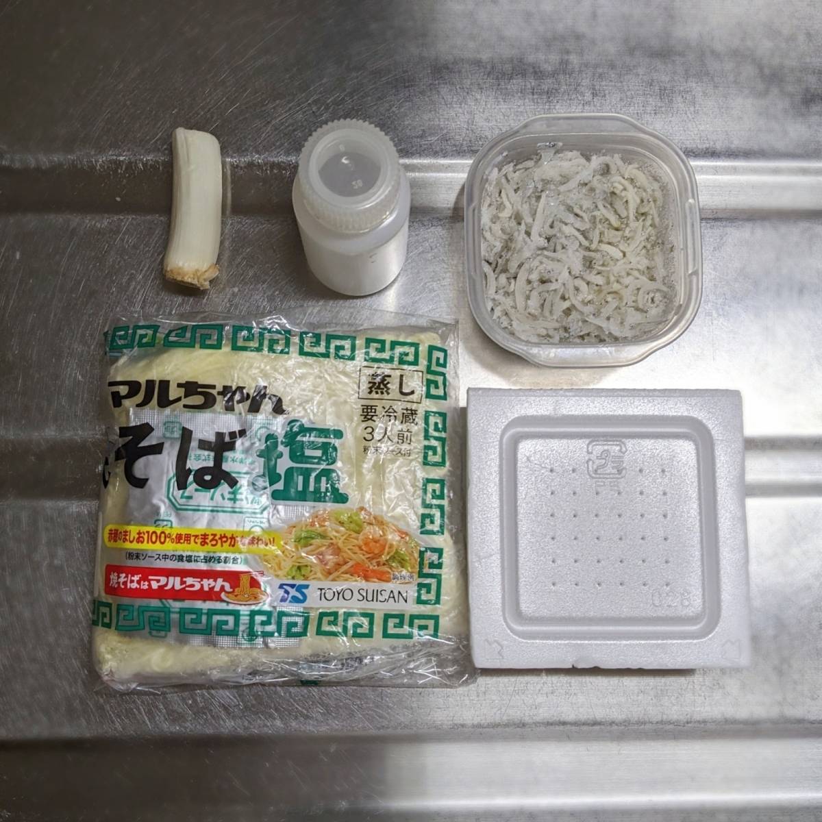 マルちゃん公式の「納豆としらすのさっぱり塩焼そば」のレシピ