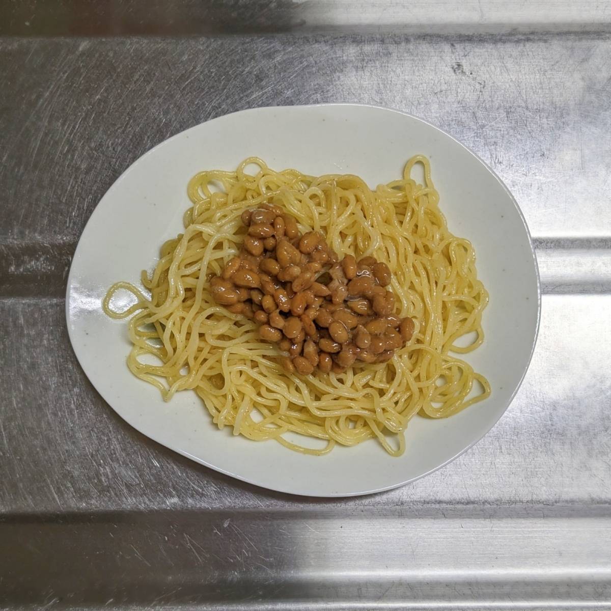 マルちゃん公式の「納豆としらすのさっぱり塩焼そば」のレシピ