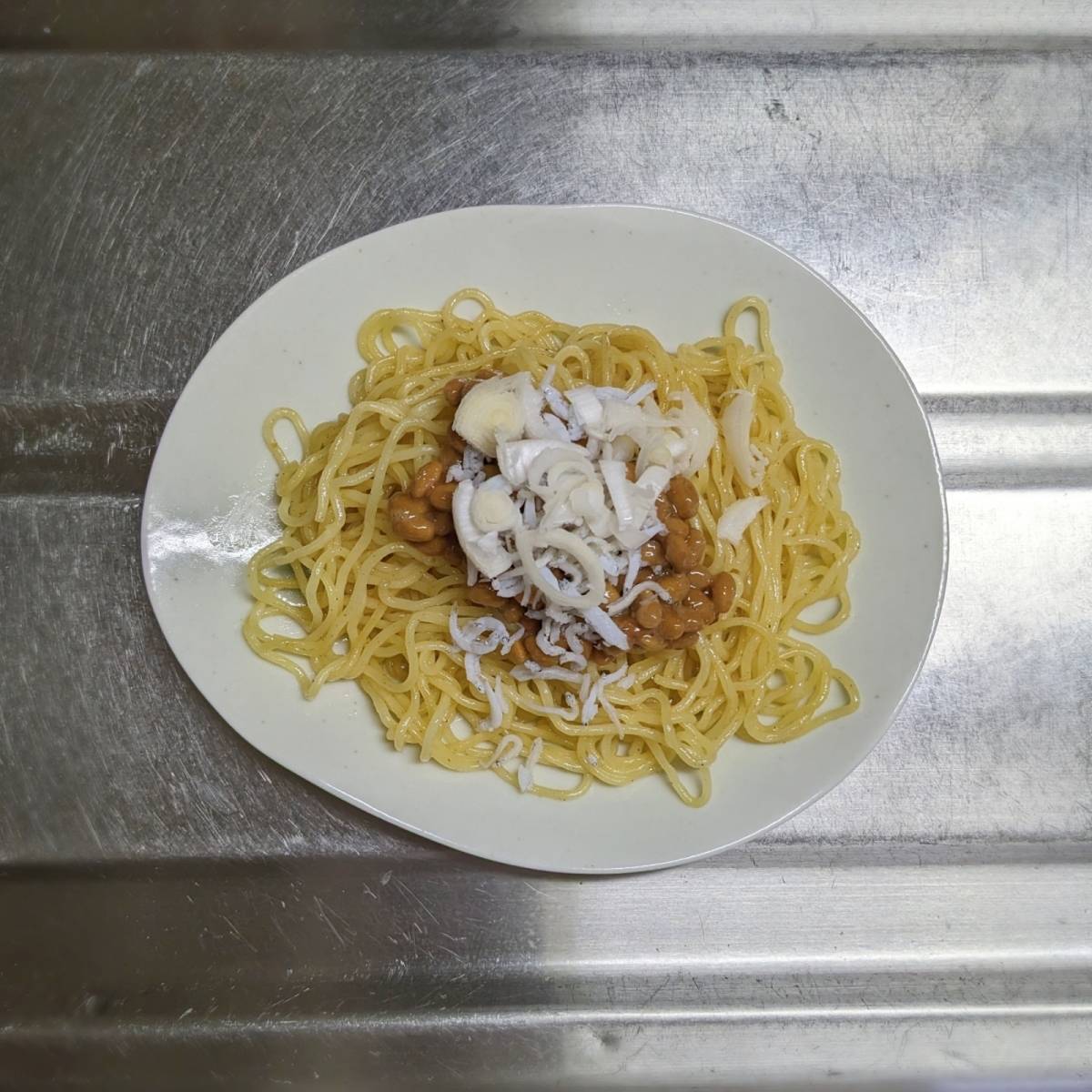 マルちゃん公式の「納豆としらすのさっぱり塩焼そば」のレシピ