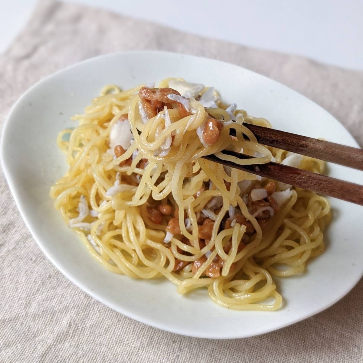 マルちゃん公式の「納豆としらすのさっぱり塩焼そば」のレシピ