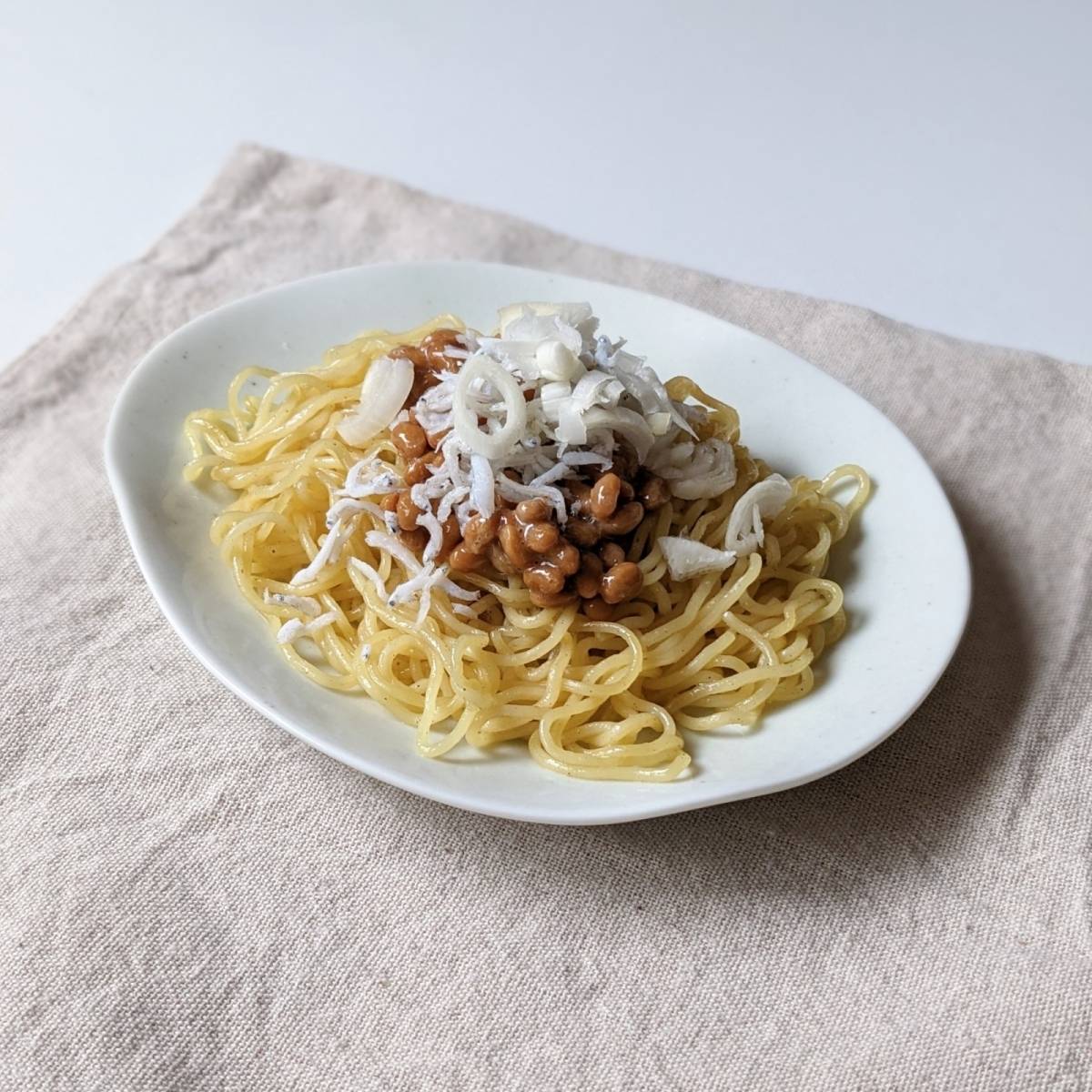 マルちゃん公式の「納豆としらすのさっぱり塩焼そば」のレシピ