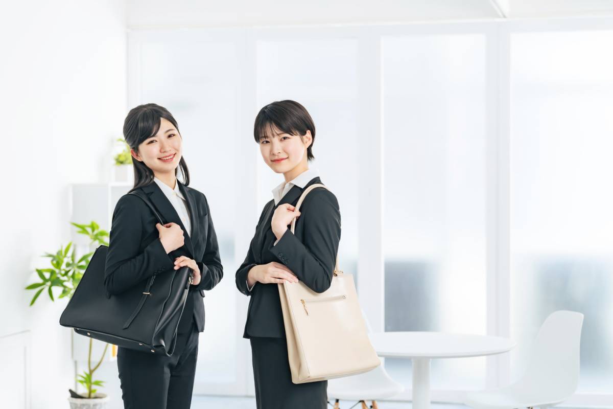 リクルートスーツを着た女性
