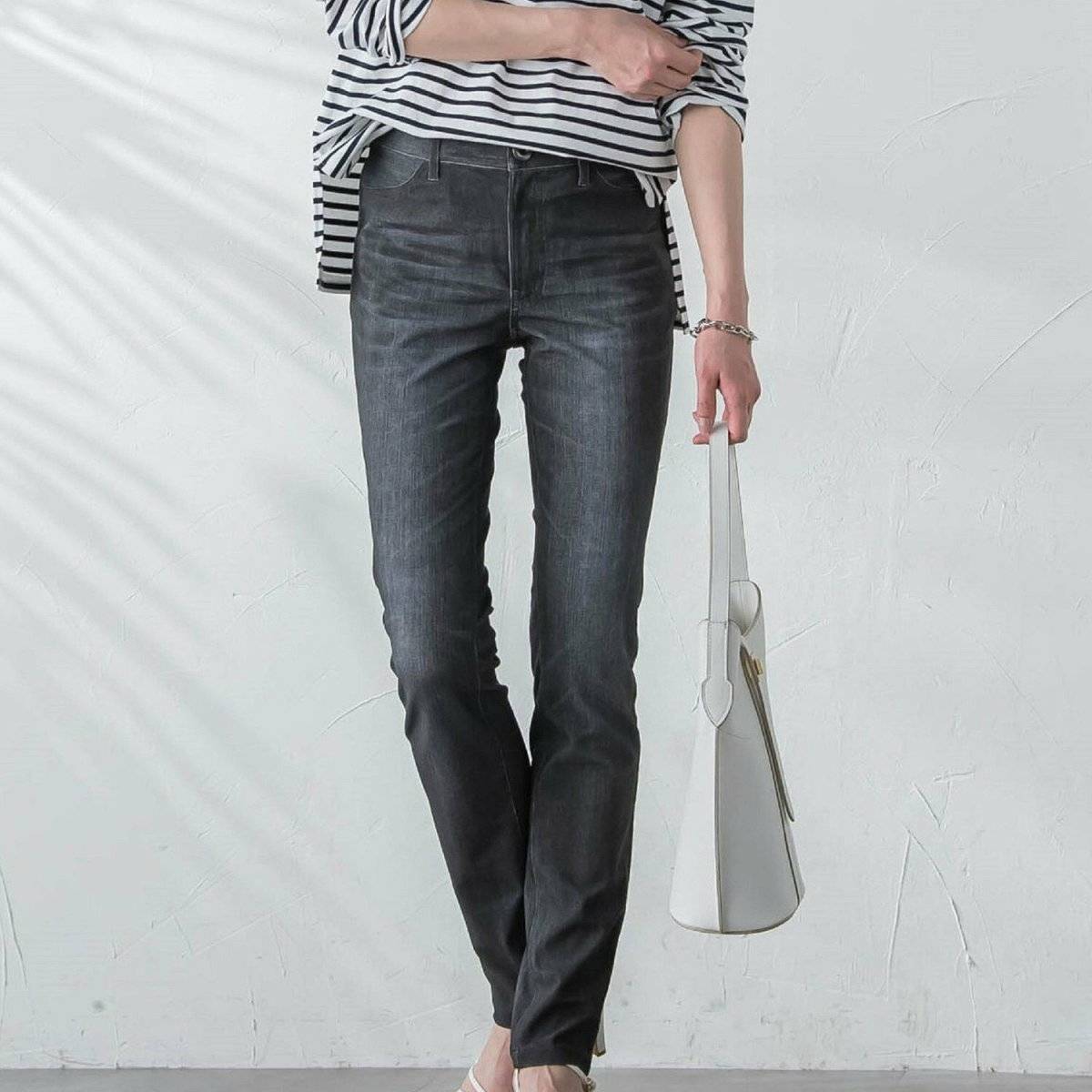 スキニーを履いた女性