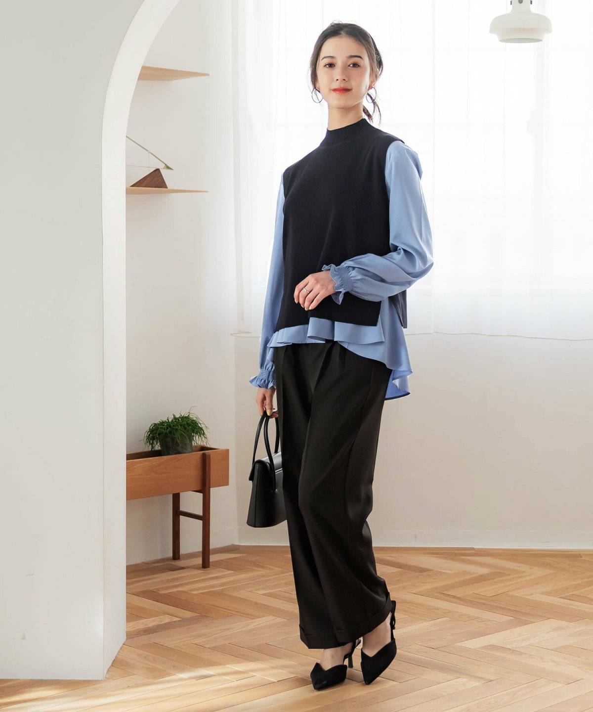 パンツコーデの女性