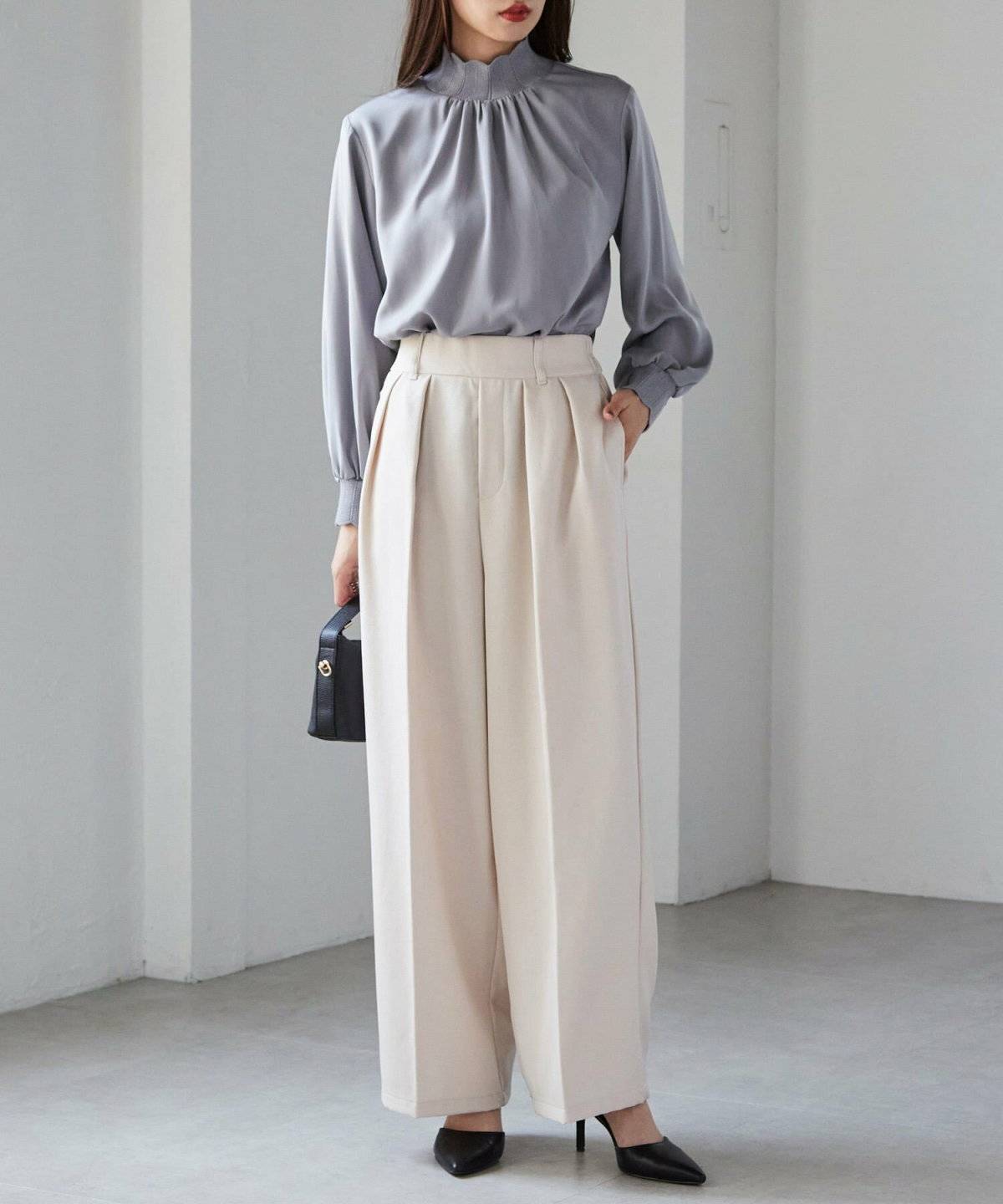 パンツコーデの女性