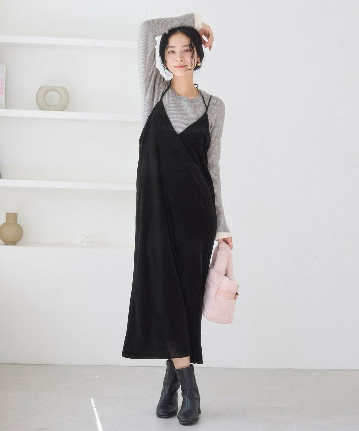 ワンピースコーデの女性