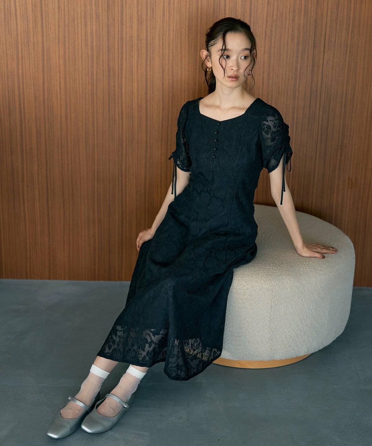 ワンピースコーデの女性