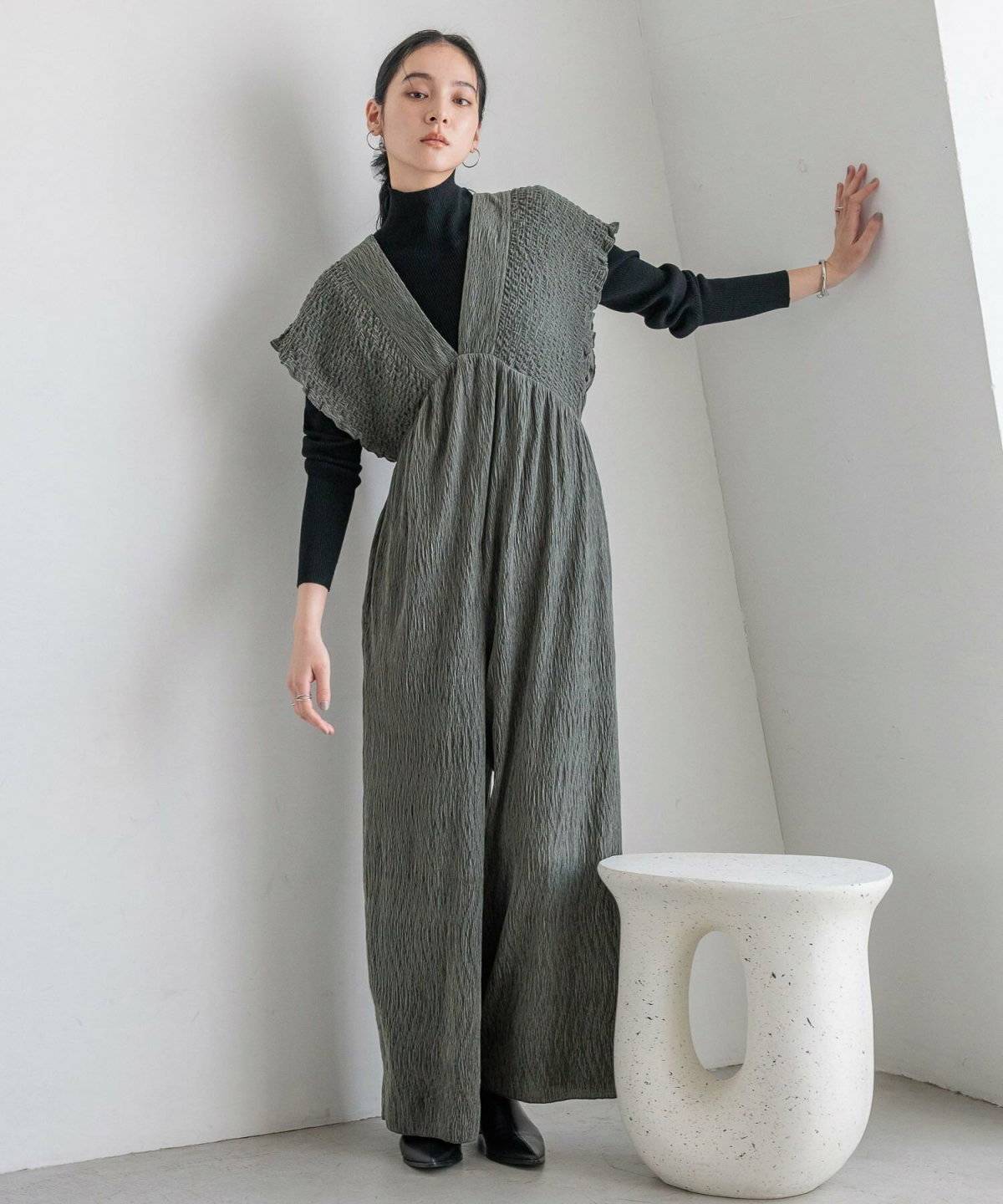 オールインワンコーデの女性