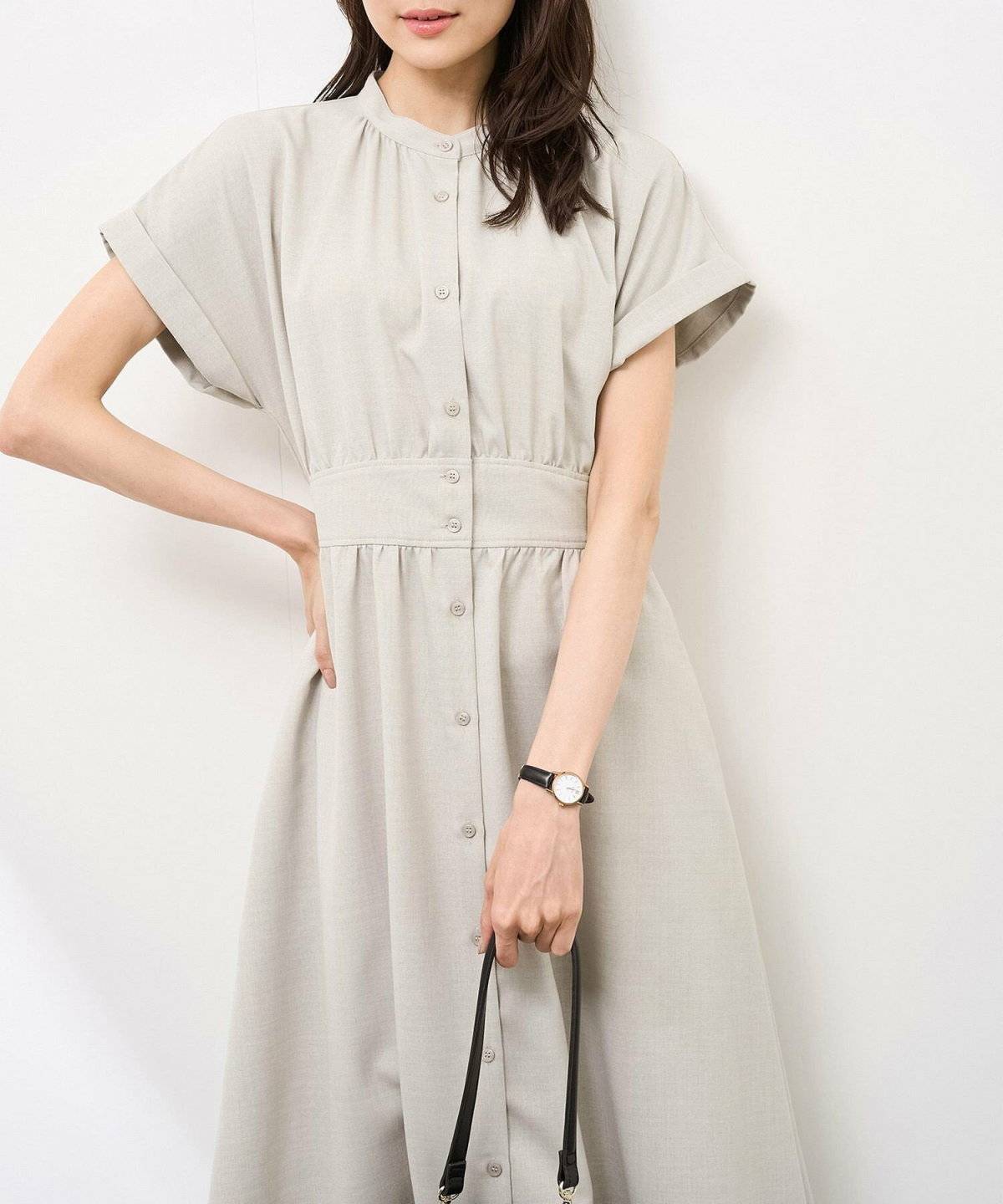 ワンピースコーデの女性